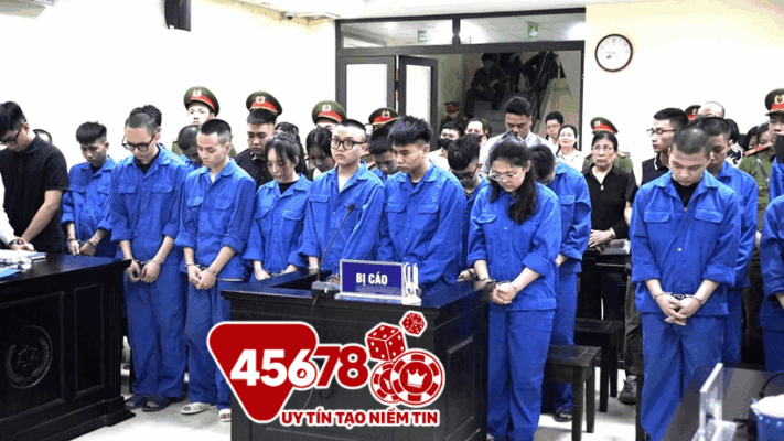 Xét xử nhóm 'quái xế' tông chết cô gái dừng đèn đỏ ở Hà Nội Xét xử nhóm 'quái xế' tông chết cô gái dừng đèn đỏ ở Hà Nội