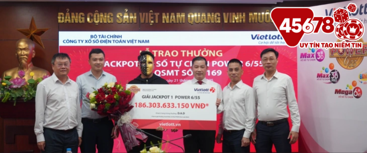 Nam thanh niên ở Bình Dương trúng số Vietlott hơn 186 tỉ đồng, không thể tin nổi